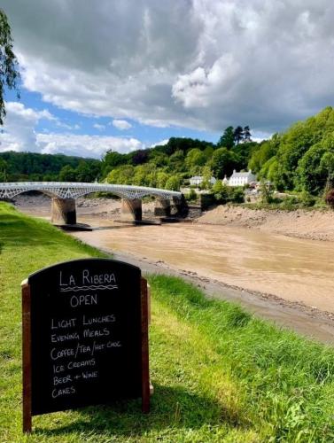 old wye bridge la ribera sign